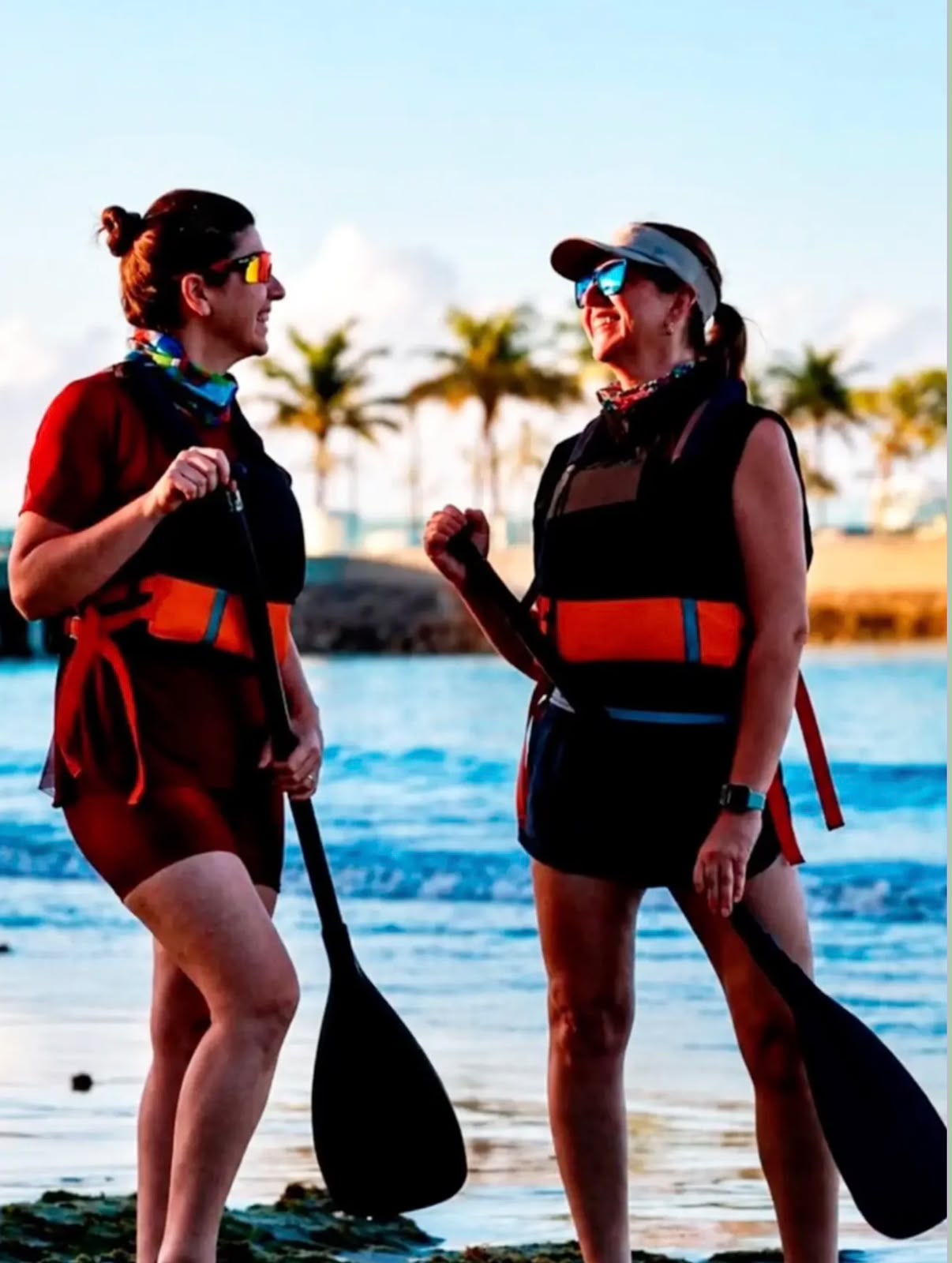 Flávia e Wanessa juntas na praia