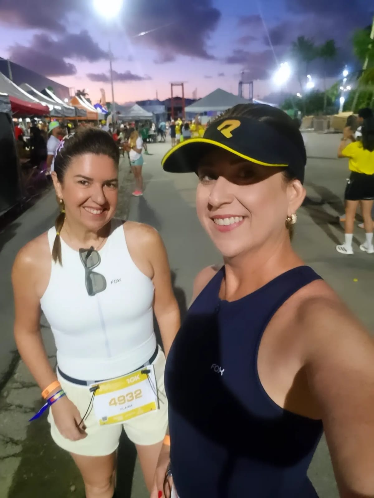 Flávia e Wanessa sorrindo juntas